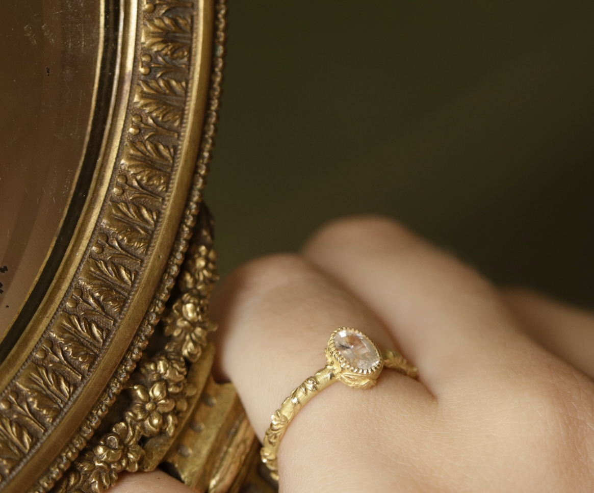 Solitaire saphir blanc et motif feuillage en or 18 carats recyclé style vintage