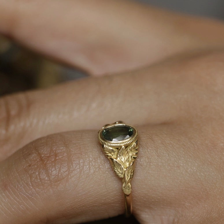 Bague de fiançailles saphir vert et or 18 carats recyclé