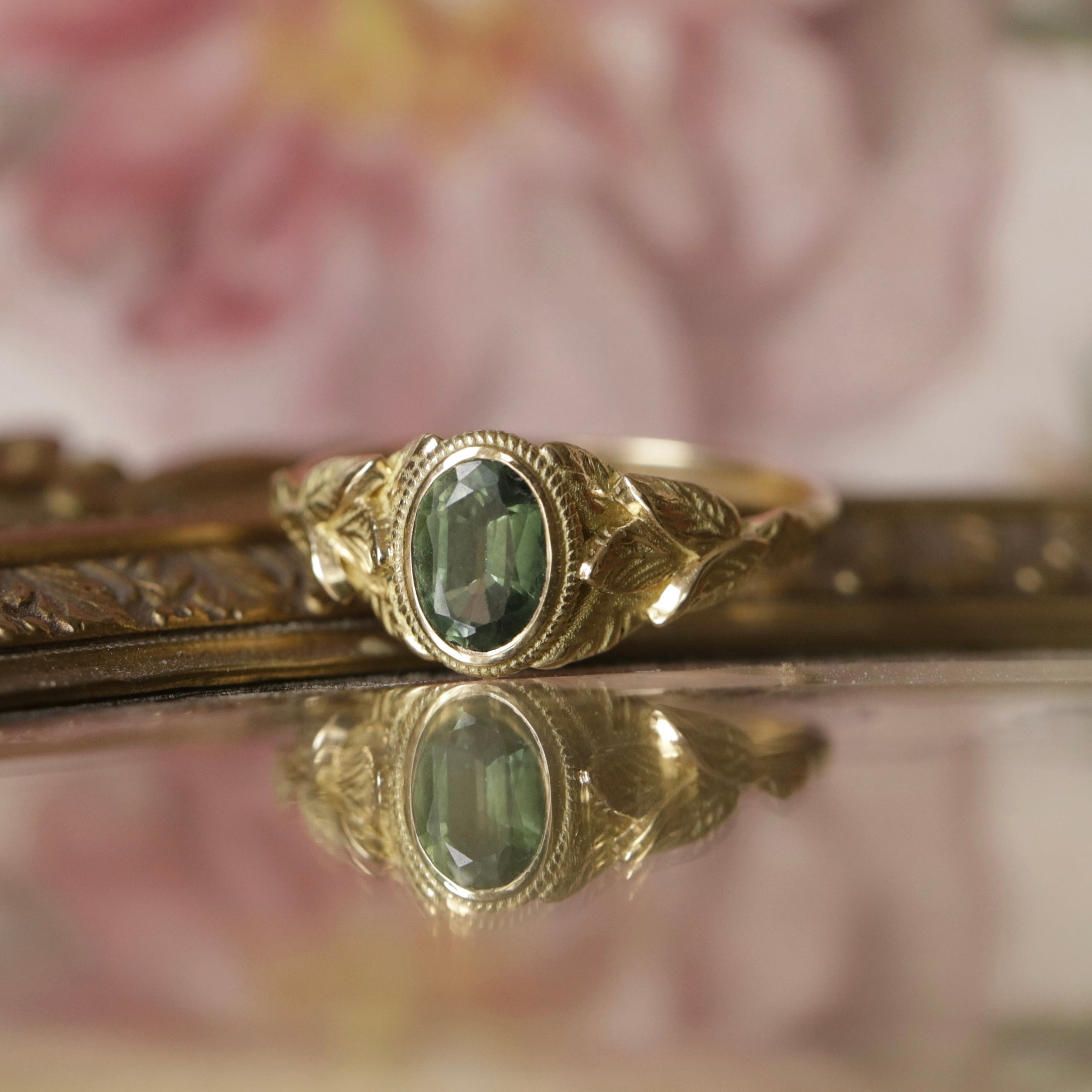 Bague de fiançailles solitaire en saphir et feuillage en or 18 carats recyclé style vintage