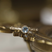 Solitaire rond Idaé · Solitaire aigue-marine et motif feuillage