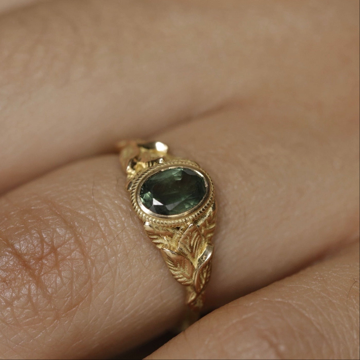 Solitaire saphir vert et feuillage en or 18 carats recylé