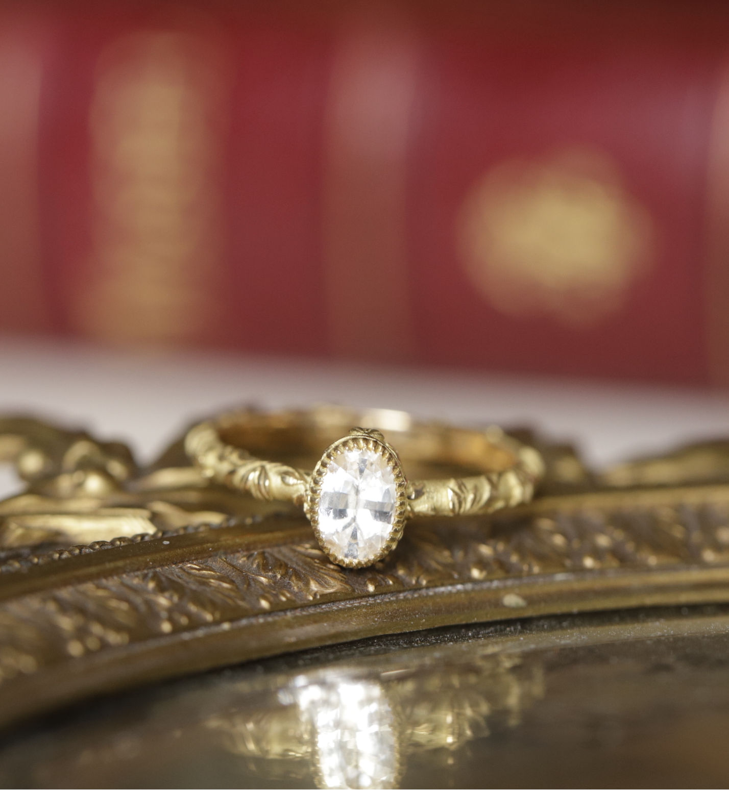 Bague de fiançailles solitaire saphir blanc et motif feuillage en or 18 carats recyclé style vintage