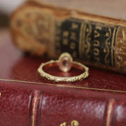 Bague saphir blanc et motif feuillage en or 18 carats recyclé style vintage
