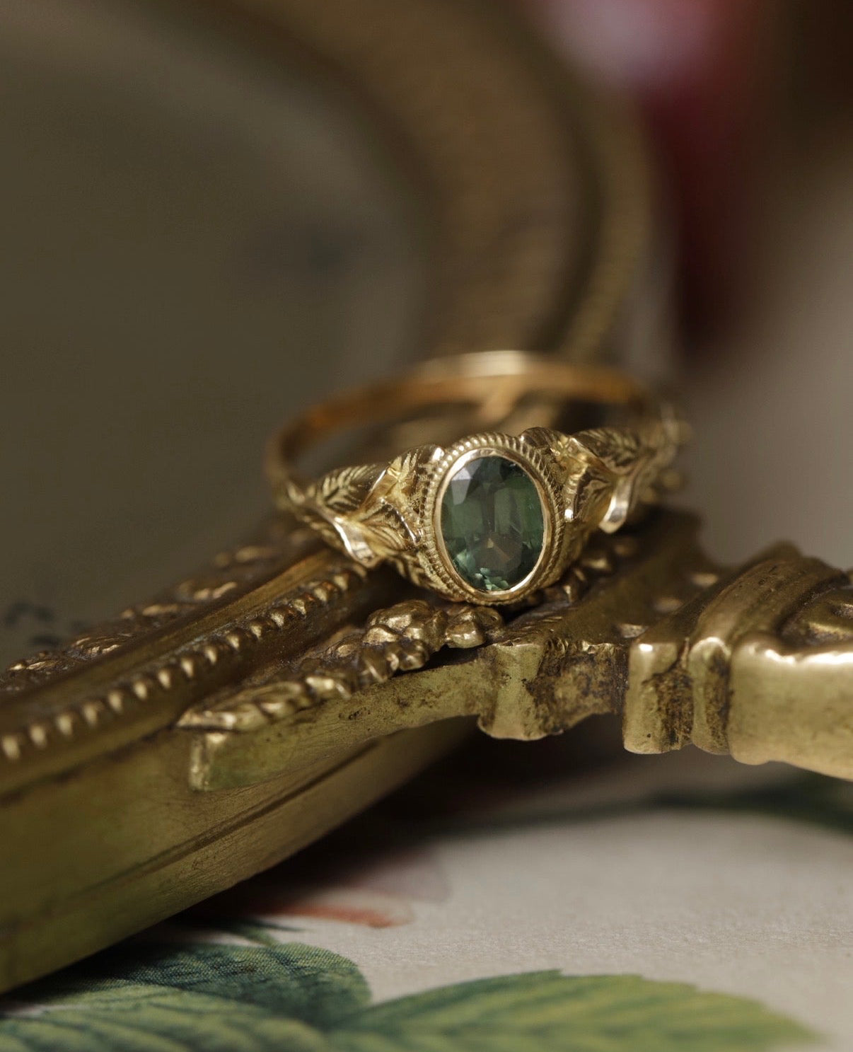 Solitaire_vert_et_feuillage_or_18k.jpg