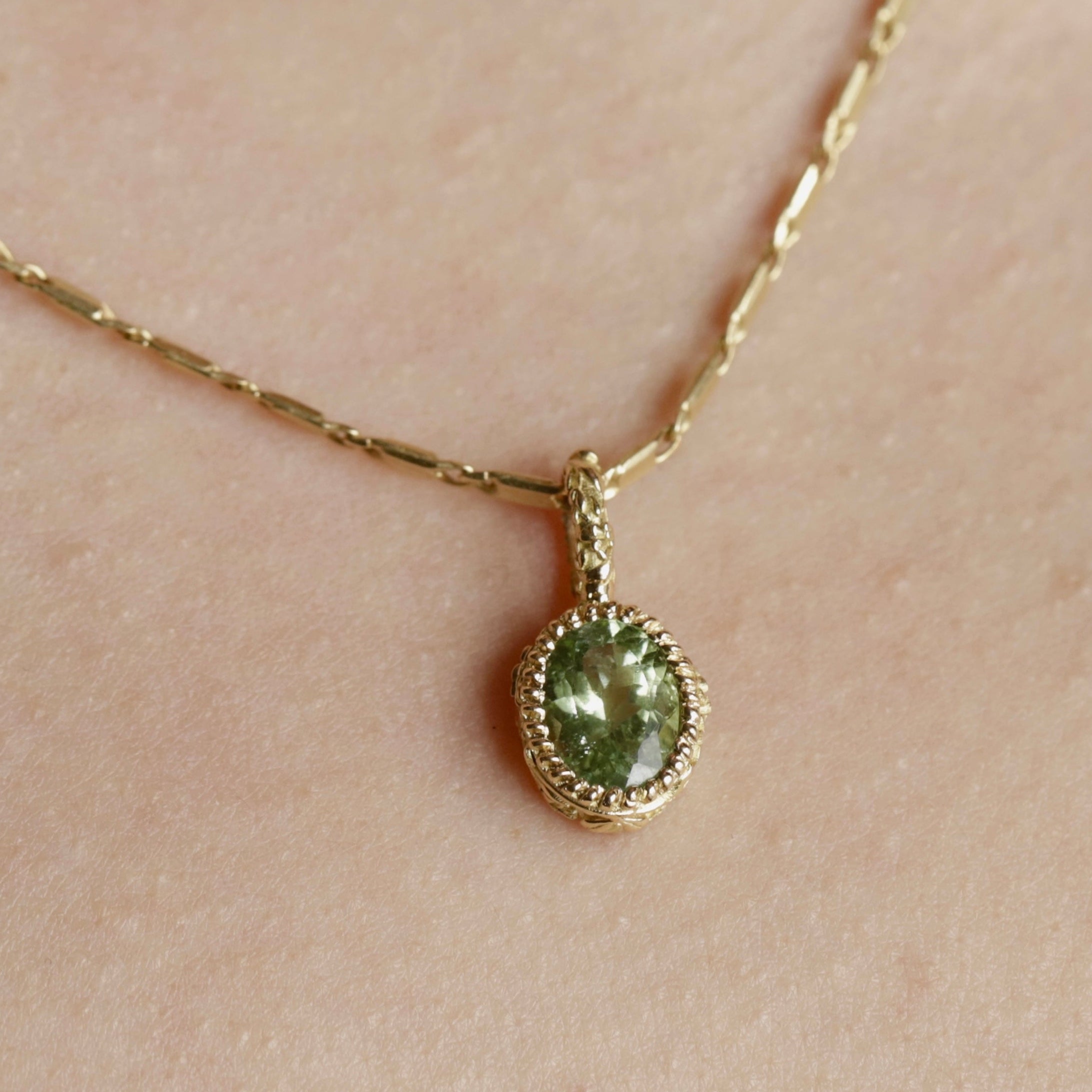 Tourmaline_verte_pendentif_style_vintage_en_or.jpg