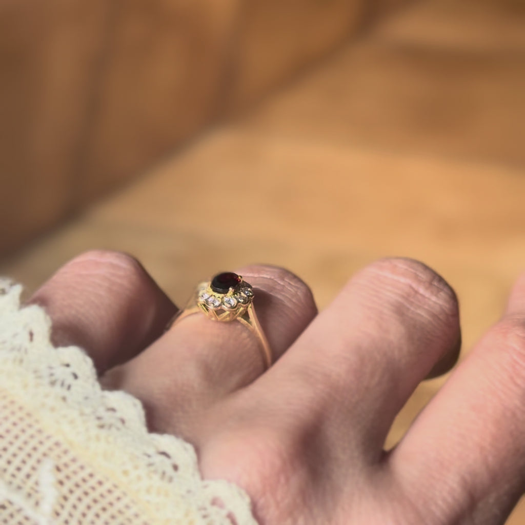 Bague marguerite 18 carats grenat diamants Astrée