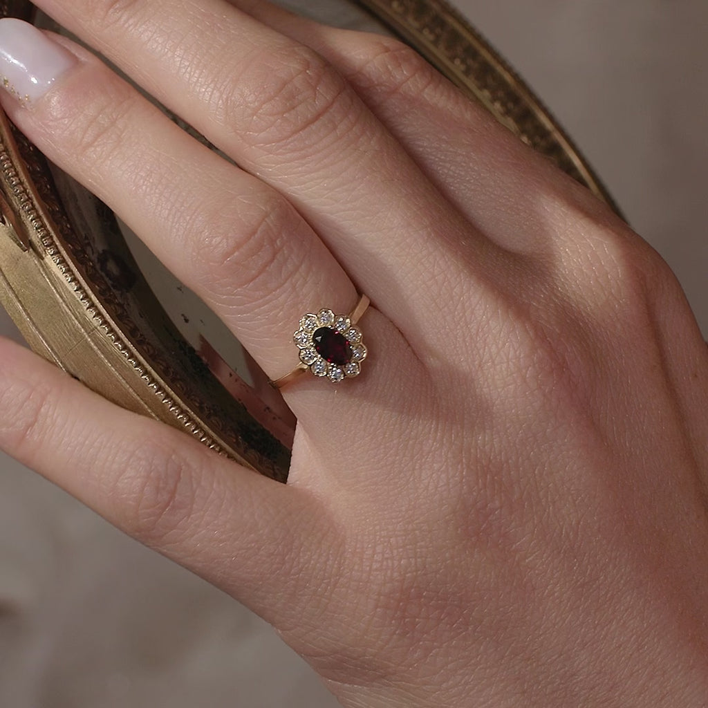 Bague marguerite 18 carats grenat diamants Astrée