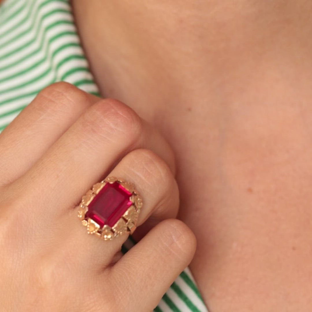 Bague vintage pierre rouge taille émeraude