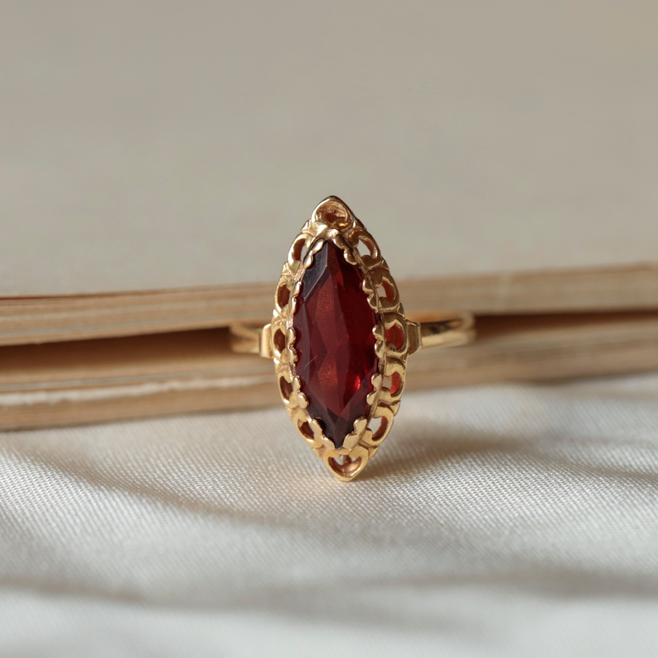 Bague marquise pierre rouge