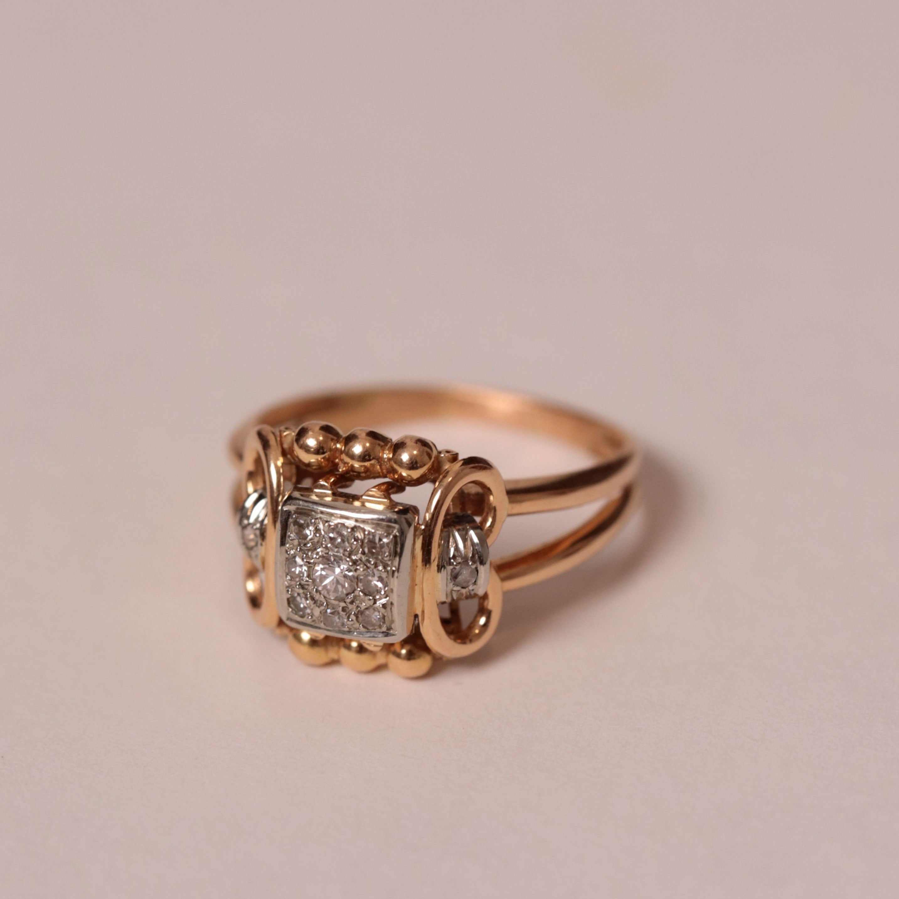 Bague ancienne volutes or rose diamant