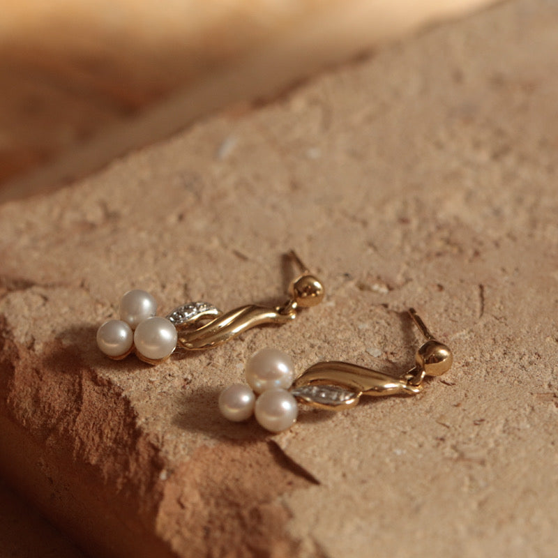 Boucles d’oreilles pendantes anciennes trois perles