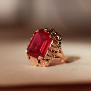 Bague vintage pierre rouge taille émeraude