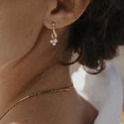 Boucles d’oreilles pendantes anciennes trois perles